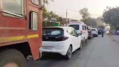 नांदुरा: शहराच्या मधोमध असलेले रेल्वे फाटक बंद होत असल्यामुळे नांदुरा शहरातील वाहतूक विस्कळीत! 1कि.मी पर्यंत वाहनांच्या रांगा