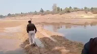 अनूपपुर: सोन मौहरी क्षेत्र में शिवसेना नेता की शिकायत पर वन विभाग की कार्रवाई, अवैध रेत खनन में प्रयुक्त 15 ट्रैक्टर-ट्रॉली जब्त