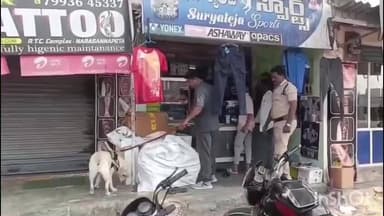 నరసన్నపేట: HC దాలినాయుడు ఆధ్వర్యంలో మాదకద్రవ్యాల రవాణా అరికట్టేందుకు నరసన్నపేట పట్టణంలో డాగ్ స్క్వేడ్ తో తనిఖీలు చేపట్టిన పోలీసులు
