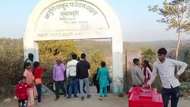 धुरकी: सुखलदरी नदी पर उमड़ा आस्था का जनसैलाब, तीन राज्यों के हज़ारों श्रद्धालुओं ने लगाई डुबकी