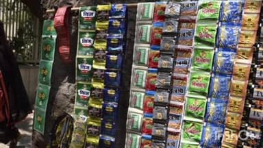 आमगाव: झरपडा शाळा परिसरात तंबाखू व सिगारेट विक्री करणाऱ्यावर कारवाई