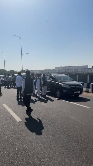 धोरीमन्ना में चल रहे कांग्रेस के विशाल धरना प्रदर्शन में सांचौर से युवा नेता गौरव सारण के नेतृत्व में कई गाड़ियों का काफ...