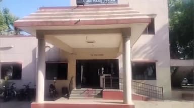 ಮಳವಳ್ಳಿ: ತಾಲ್ಲೂಕಿನ ಹೊಸಹಳ್ಳಿ ಗ್ರಾಮದಲ್ಲಿ ಅಕ್ರಮವಾಗಿ ಜೂಜಾಟದಲ್ಲಿ ತೊಡಗಿದ್ದ ಗುಂಪಿನ ಮೇಲೆ ಬೆಳಕವಾಡಿ ಪೊಲೀಸರ ದಾಳಿ ಐವರ ಬಂಧನ