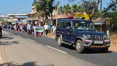 ತಿಪಟೂರು: ನಗರದಲ್ಲಿ ರಸ್ತೆ ಸುರಕ್ಷತೆ ಬಗ್ಗೆ ವಿದ್ಯಾರ್ಥಿಗಳಿಗೆ ಜಾಗೃತಿ ಮೂಡಿಸಿದ ಪೊಲೀಸರು