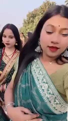 त्रिवेणीगंज: बिहार की कलाकार चांदनी झा चकोर ने त्रिवेणीगंज में शो से पहले बगीचे में दी गीत की प्रस्तुति