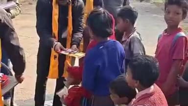 बरहेट: एबीभीपी बरहेट इकाई ने मकर संक्रांति पर गांव में चूड़ा, गुड़, तिलकुट, कॉपी और कलम का वितरण किया