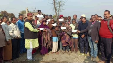 कांटी: छितरपट्टी में आग से सात घर जलकर राख, विधायक ने पहुंचाई राहत सामग्री