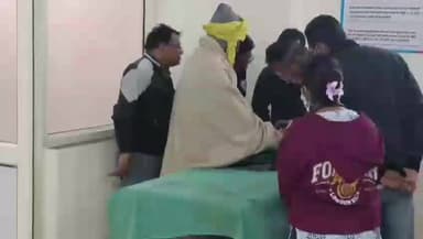 सकलडीहा: मेढ़ान गांव में सड़क के किनारे खेल रहे 5 वर्षीय बच्चे को अनियंत्रित पिकअप ने उड़ाया, खोपड़ी खुली हालत नाजुक