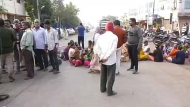 ಹುಕ್ಕೇರಿ: ಈಜಲು ಹೋದ ಸಂದರ್ಭದಲ್ಲಿ ಬಾಲಕ ಸಾವು ಪ್ರಕರಣಕ್ಕೆ ಸಂಬಂಧಿಸಿದಂತೆ; ಪಟ್ಟಣದಲ್ಲಿ ರಸ್ತೆ ತಡೆದು ಕುಟುಂಬಸ್ಥರಿಂದ ಪ್ರತಿಭಟನೆ