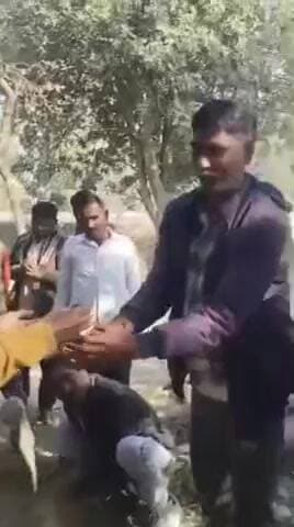 सिधौली: कुंवरपुर बाजार के पास सड़क पार करते समय अज्ञात वाहन की टक्कर से बंदर का हुआ हिंदू रीति रिवाज से अंतिम संस्कार