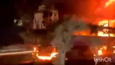 मांडू: रांची-हजारीबाग हाईवे पर चूटूपालू के खीराबेड़ा में सड़क दुर्घटना, एक की मौत के बाद लोगों ने बस में लगाई आग