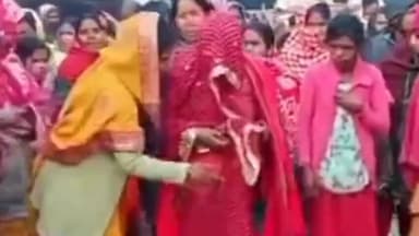 पडरौना: युवक की संदिग्ध मौत पर हंगामा, परिजनों ने आरोपी के घर पर शव रखकर किया धरना