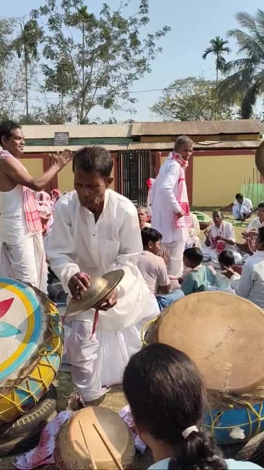 ছয়গাঁও: কুকুৰমাৰাত মেজি জ্বলায় ভোগালী বিহু উৎসৱ উদযাপন