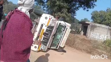 लुण्ड्रा: खजुरी मंदिर चौक के पास पिकअप में गायों की तस्करी, दुर्घटना में पिकअप पलटने से 2 गायों की हुई मौत