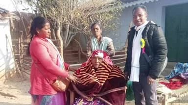 खूंटपानी: तोरसिंदरी में जिला परिषद सदस्य यमुना तियू ने 15 जरूरतमंद लोगों को कंबल वितरित किए