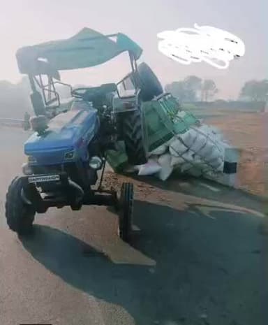 ओडगी: छत्तीसगढ़-मध्य प्रदेश सीमा से लगा शिव पहरी गांव में धान से लदे ट्रैक्टर पलटा, ड्राइवर बाल-बाल बचा