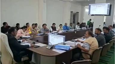 देवास: कलेक्टर कार्यालय में जिला स्तरीय परामर्शदात्री समिति की बैठक आयोजित, कलेक्टर ने दिए निर्देश