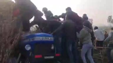 कलीनगर: गोवल गांव के पास गन्ने से भरी ओवरलोड ट्रैक्टर ट्राली अनियंत्रित होकर पलटी