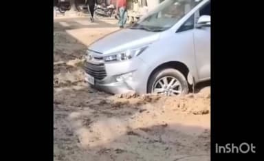 चीनोर: विकसित ग्वालियर: विनय नगर सेक्टर-3 स्टोर एरिया में फंसी गाड़ियां, जेसीबी से निकाली गईं