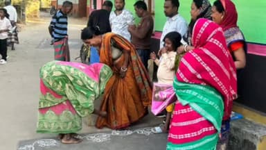 पोटका: मकर संक्रांति पर उदाल गांव में विधायक संजीव सरदार के परिवार ने किया अंगवस्त्र वितरण