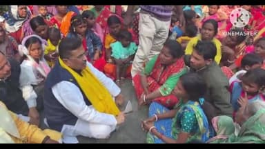 ঝাড়গ্রাম: জঙ্গলমহলের মানিক পাড়া খেলার মাঠে আদিবাসী মানুষের সঙ্গে তাদের বিভিন্ন সমস্যায় কথা শোনেন বিরোধী দলনেতা শুভেন্দু অধিকারী