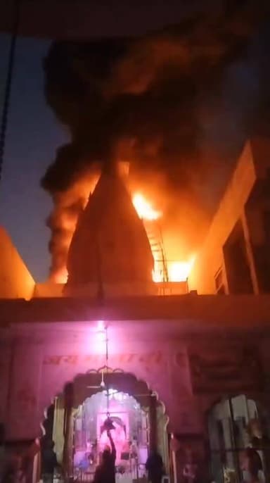 दौसा: फर्नीचर गोदाम में भीषण आग... आपदा पर भारी आस्था... पीछे गौदाम में आग धधकती रही, आगे दुर्गा मंदिर में आरती चलती रह...