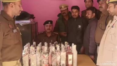 चुनार: रेलवे स्टेशन पर ₹30,000 की शराब के साथ आरपीएफ और जीआरपी ने दो तस्करों को पकड़ा, 40 बोतल अंग्रेजी शराब बरामद