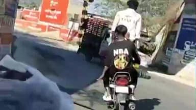 पुष्कर: बाइक पर स्टंट करते हुए नवयुवकों का सोशल मीडिया पर वीडियो आया सामने, हादसे को दे रहे हैं न्योता
