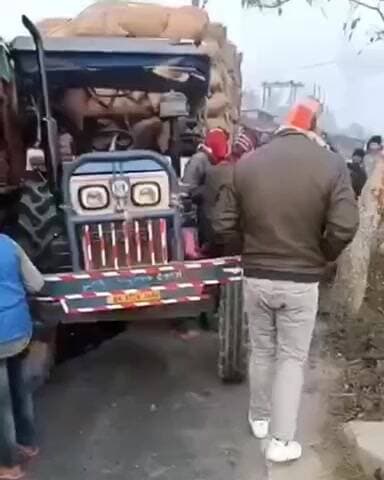 कोचाधामन: सराय के पास ट्रक और ट्रैक्टर की आमने-सामने टक्कर, चालक बाल-बाल बचे