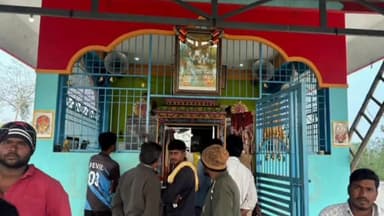 ಮಳವಳ್ಳಿ: ತಾಲ್ಲೂಕಿನ ದಬ್ಬಹಳ್ಳಿ ಗ್ರಾಮದ ಸಿದ್ದೇಶ್ವರ ದೇವಾಲಯ ಬೀಗ ಮುರಿದು ದೇವರ ಪದಾರ್ಥ ಗಳು ಗೋಲಕ ಹಣ ದೋಚಿರುವ ಕಳ್ಳರು