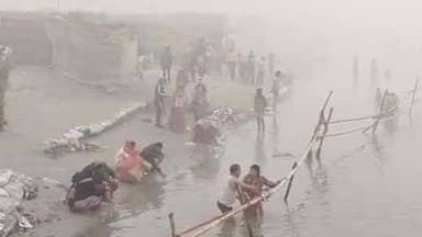 फर्रुखाबाद: मकर संक्रांति के पर्व पर हजारों श्रद्धालुओं ने पांचाल घाट पर गंगा में लगाई आस्था की डुबकी, कड़ाके की सर्दी और कोहरे में