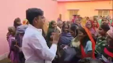 परवलपुर नगर पंचायत में गरीबों और जरूरतमंदों के बीच 300 कंबलों का वितरण किया गया