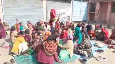 फर्रुखाबाद: उत्तर प्रदेश आशा वर्कर्स यूनियन के धरना प्रदर्शन का एक माह पूरा, आशा बहनें अपनी मांगों को लेकर अड़ी