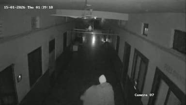 सुवासरा: बीती रात इंग्लिश स्कूल में दो अज्ञात चोरों ने चोरी की, वारदात सीसीटीवी में कैद