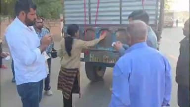 फलौदी: फलोदी में उपखंड अधिकारी ने ट्रैक्टर पर लगाए रिफ्लेक्टर