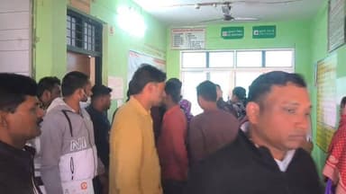 #चंदौली : किशोरी करंट की चपेट में आई
नहाने के लिए पानी लेने गई थी
इमरजेंसी डॉक्टर ने किया मृत घोषित
#नौगढ़ थाना क्षेत्र ...