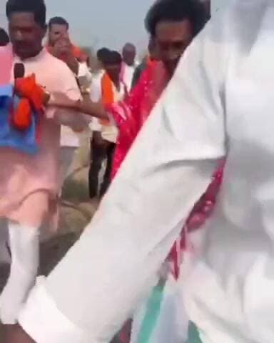 ಯಾದಗಿರಿ: ಅಬ್ಬೆ ತುಮಕೂರ ಗ್ರಾಮದ ಬಳಿ ಭೀಮಾ ನದಿಯಲ್ಲಿ ಡಾ.ಗಂಗಾಧರ ಶಿವಾಚಾರ್ಯ ಸ್ವಾಮೀಜಿ ಗಂಗಾ ಪೂಜೆ ನೆರವೇರಿಸಿ ಸಂಕ್ರಾಂತಿ ಆಚರಣೆ