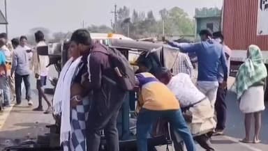 ଛତ୍ରପୁର: କାଳିଆବାଲି ଛକରେ ଭାରସାମ୍ୟ ହରାଇ ଡିଭାଡର କୁ ଧକ୍କା ଦେଲ ଅଟୋ, ୨ ମହିଳା ଆହତ