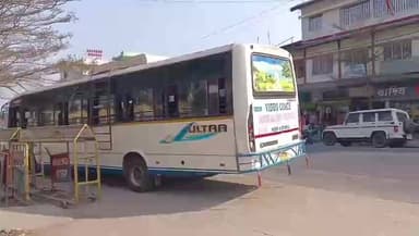 ঢেকিয়াজুলি ভাগ: ন-আলিত পথ দুৰ্ঘটনা কৰা পলায়ন কৰা আল্ট্ৰা বাছ ঢেকীয়াজুলিত জব্দ