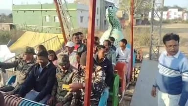 डुमरी थाना मैदान में मेले का शुभारंभ, बीडीओ और एसआई ने फीता काटकर किया उद्घाटन