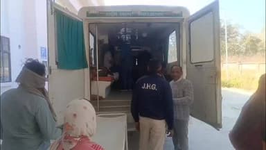 रंका: रंका हाड़ीघाट पुल के पास बाइक और टेंपो की टक्कर, पिता-पुत्र गंभीर रूप से घायल