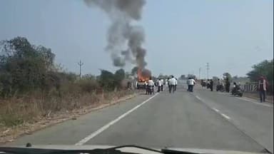 अंबाजोगाई: अंबाजोगाई अहमदपूर रोडवर अल्टो कारचा भीषण अपघात कार जळून खाक झाली