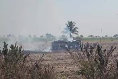 ಜಮಖಂಡಿ: ನಗರದ ಹೊರವಲಯದಲ್ಲಿ ಕಬ್ಬಿನ ರೌದಿ ತುಂಬಿದ ಟ್ರ್ಯಾಕ್ಟರಗೆ ತಗುಲಿದ ಬೆಂಕಿ