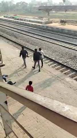 शोहरतगढ़: शोहरतगढ़ रेलवे स्टेशन पर दो बच्चों को रेल पटरी के किनारे रील बनाना पड़ा भारी