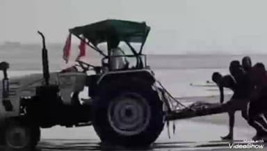 चुनार: ट्रैक्टर का पिछला हिस्सा पड़कर गंगा में तैरते युवाओं का वीडियो सोशल मीडिया पर हुआ वायरल, शीतला धाम घाट का वीडियो