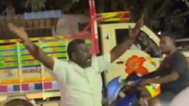 பொன்னமராவதி: VCK பிளக்ஸ் பேனர்களை மட்டும் போலீஸ் அகற்றியதால் VCK ஒன்றிய செயலாளர் மலை தேவேந்திரன் போலீஸாருடன் கடும் வாக்குவாததில் ஈடுபட்டார் பேருந்து நிலையதில்