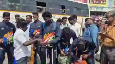 கடலூர்: பென்காக் சிலாட் போட்டியில் பதக்கம் வென்று கடலூர் திரும்பிய வீரர்களுக்கு திருப்பாதிரிப்புலியூரில் உற்சாக வரவேற்பு