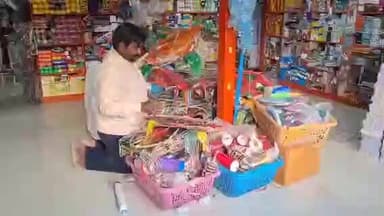 ముధోల్: జిల్లా కేంద్రంలో సంక్రాంతి జోష్.. చిన్న పెద్ద తేడా లేకుండా గాలిపటాలు కొనుగోళ్లతో సందడి