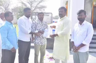 నిర్మల్: సారంగాపూర్ మండలం జాం గ్రామానికి చెందిన భోజన్న అనే వ్యక్తికి రూ. 2.50 లక్షల సీఎంఆర్ఎఫ్ ఎల్ఓసీ చెక్కు అందజేసిన ఎమ్మెల్యే