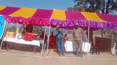 गोइलकेरा: सीआरपीएफ ने गोइलकेरा के विभिन्न गांवों में शिविर लगाकर ग्रामीणों के बीच सामग्री वितरित की